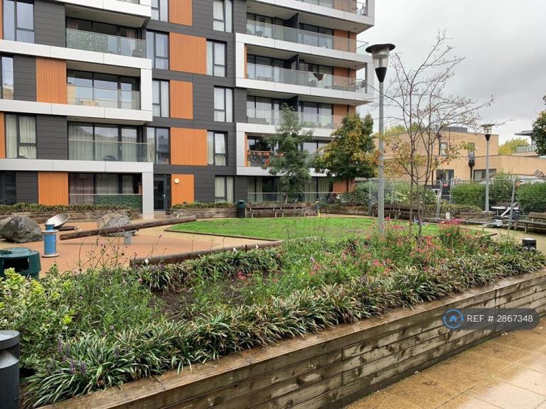 2 bedroom flat in Hazel Lane, London, SE10 (2 bed) (#2867348)