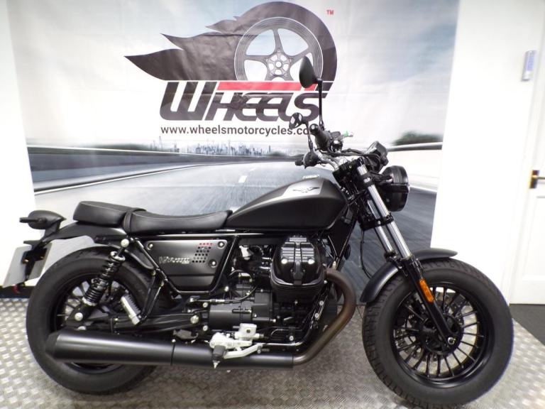 2025 MOTO GUZZI V9 BOBBER WITH ONLY 981 MILES FROM NEW