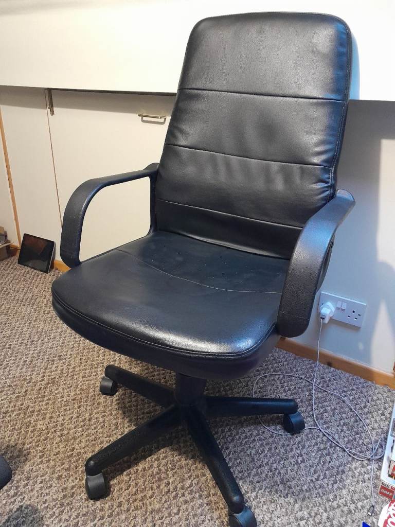 Office Swivel Chair in Black faux leather. Cheap