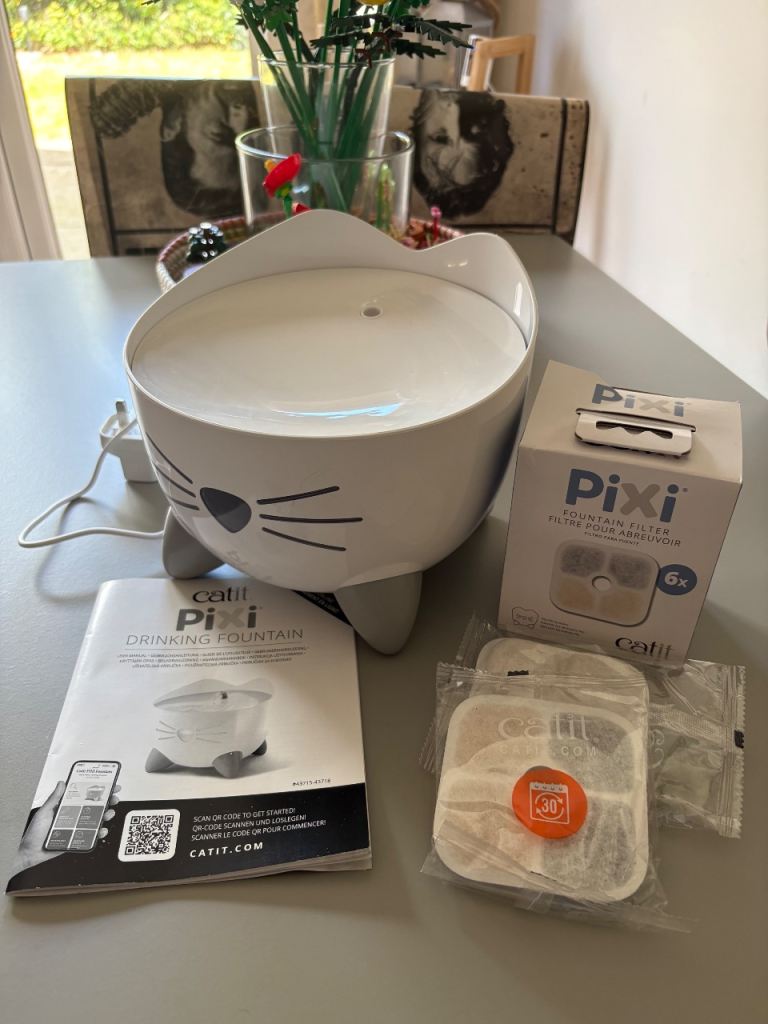 Catit Pixi water fountain and 8 Pixi filters Like New