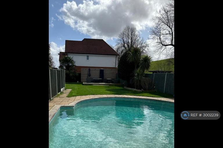 4 bedroom house in Hurst Road, West Molesey, KT8 (4 bed) (#3002239)