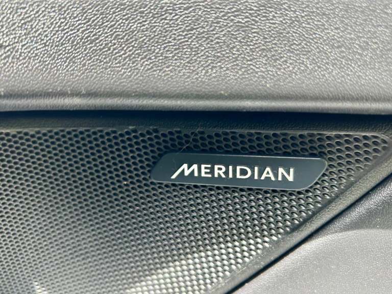 JAGUAR XF 2.0 T 250*PORTFOLIO ESTATE*Xenons-Meridian-FSH-ULEZ-Cam-Pronav*Superb