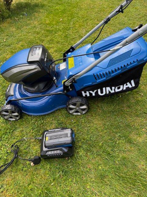 Cordless Battery Drive Hitachi Lawnmower