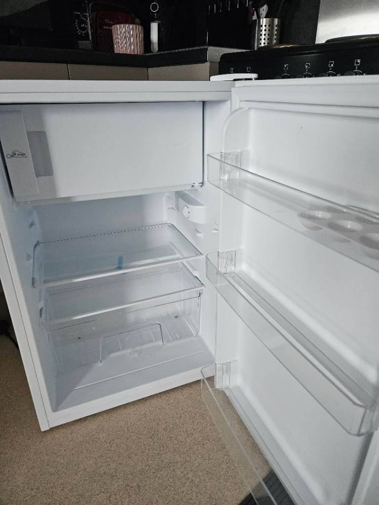 SIA White Under Counter Fridge - Nearly New 2 Months old
