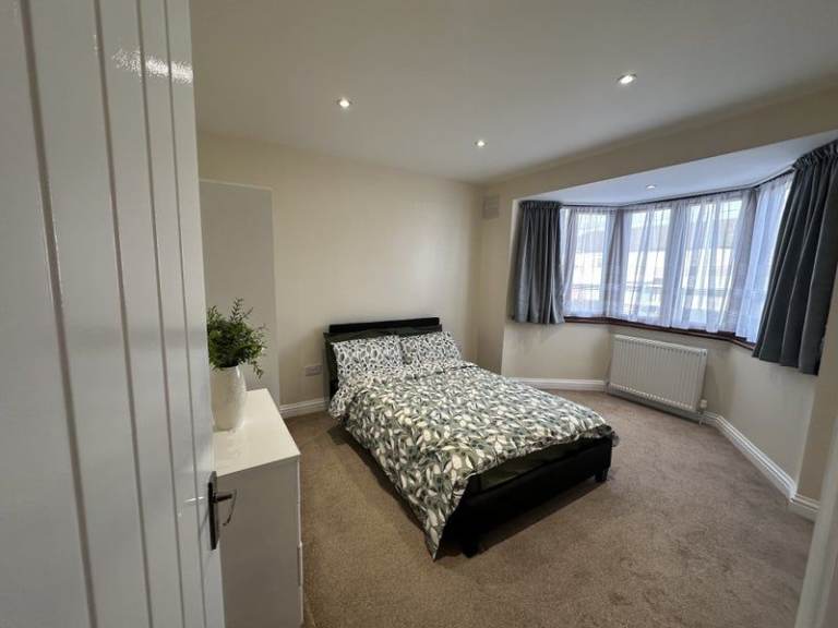 Spacious Double Room in Newly Refurbished House (All Bills Included)