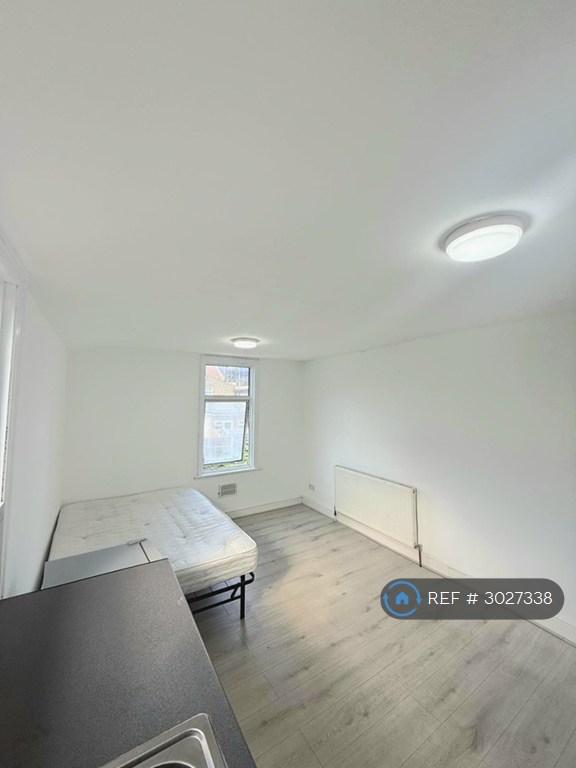 1 bedroom in Ruskin Avenue, London, E12 (#3027338)
