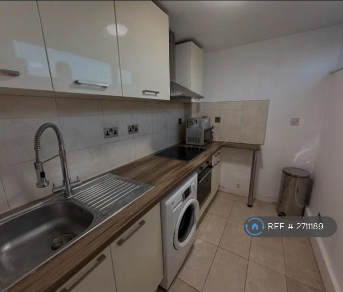 3 bedroom flat in Russell House, London, E6 (3 bed) (#2711189)