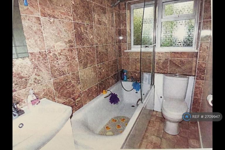 1 bedroom flat in Spanish Court, Burgess Hill, RH15 (1 bed) (#2709947)