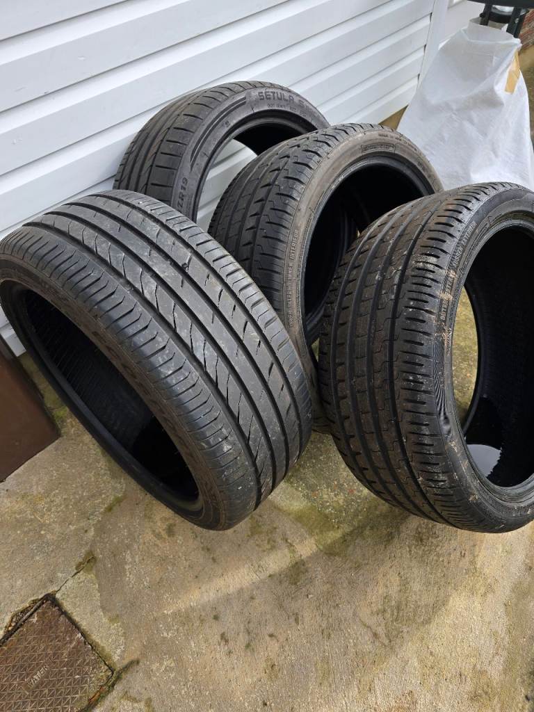 Summer Tyres 4x 235 40 r19 LIKE NEW 