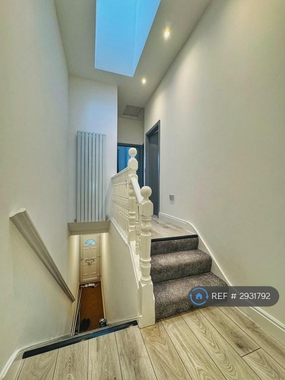 3 bedroom flat in Glasford Street, London, SW17 (3 bed) (#2931792)
