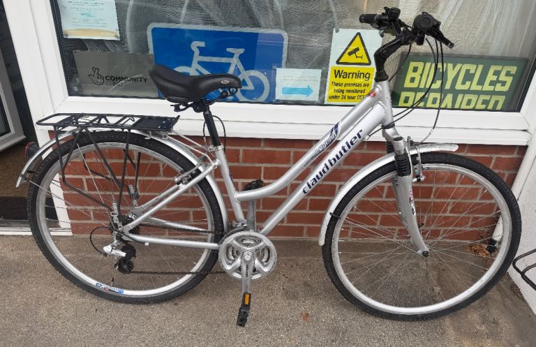 Claud Butler Legend lady's hybrid bike, 16" medium size aluminium frame, 24 speed, 700c wheels