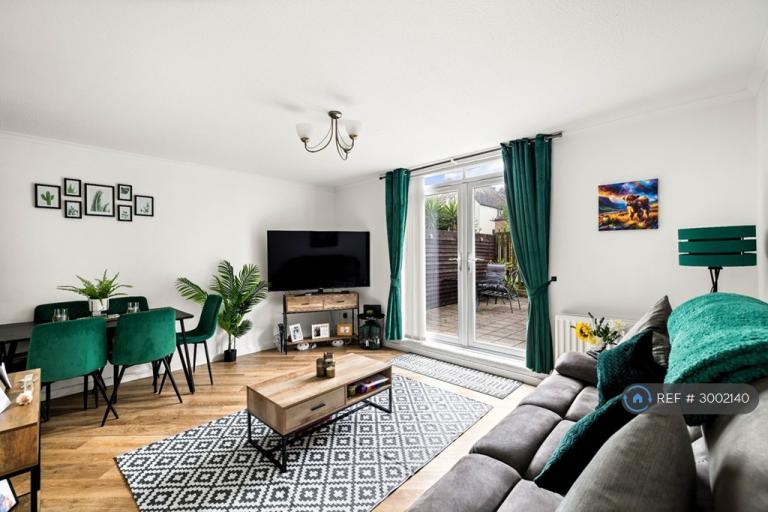 2 bedroom flat in Old School Court, Folkestone, CT20 (2 bed) (#3002140)