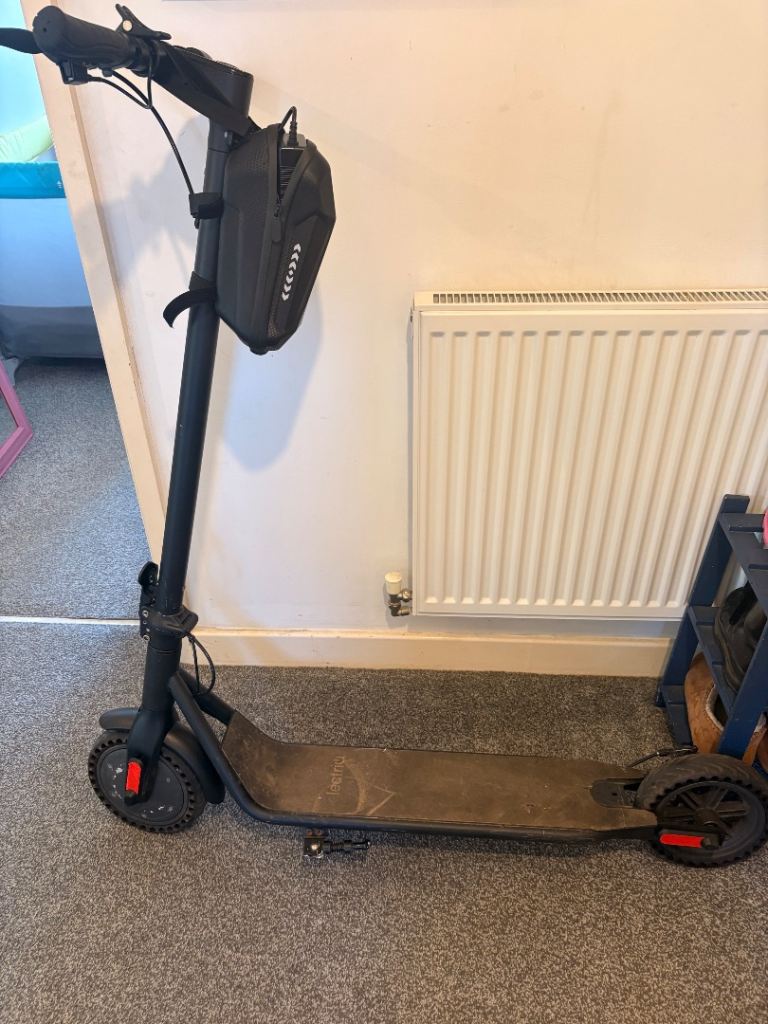 ElectriQ Black Electric Scooter with Display and Handlebar Bag
