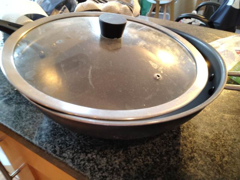 Large Wok with Glass Lid – Good Condition