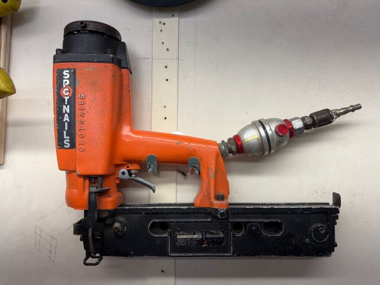 Spot nail gun