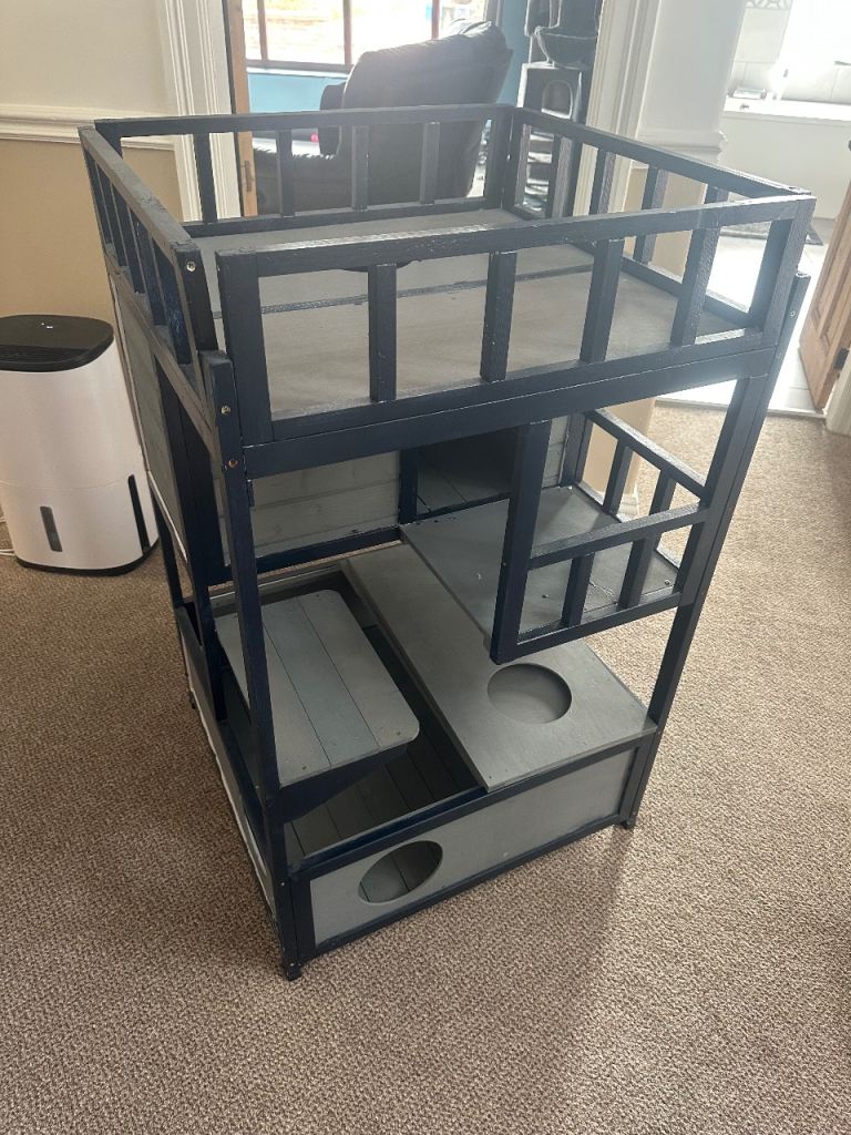 Free wooden cat house