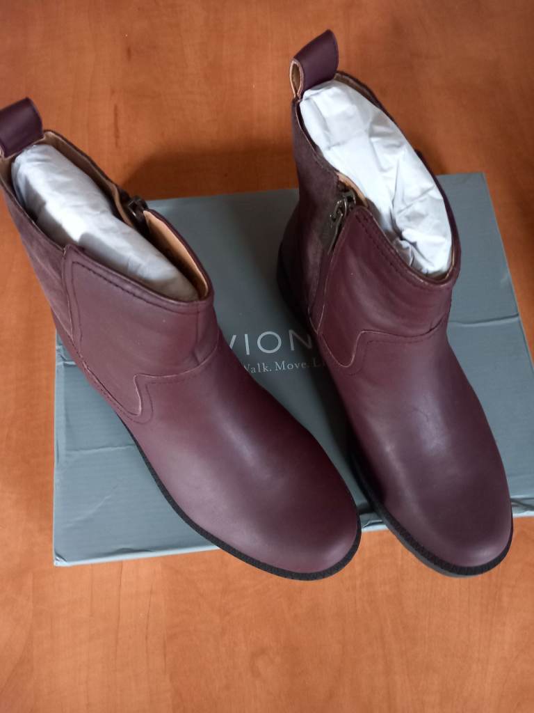 VIONIC BOOTS  £30  size 5