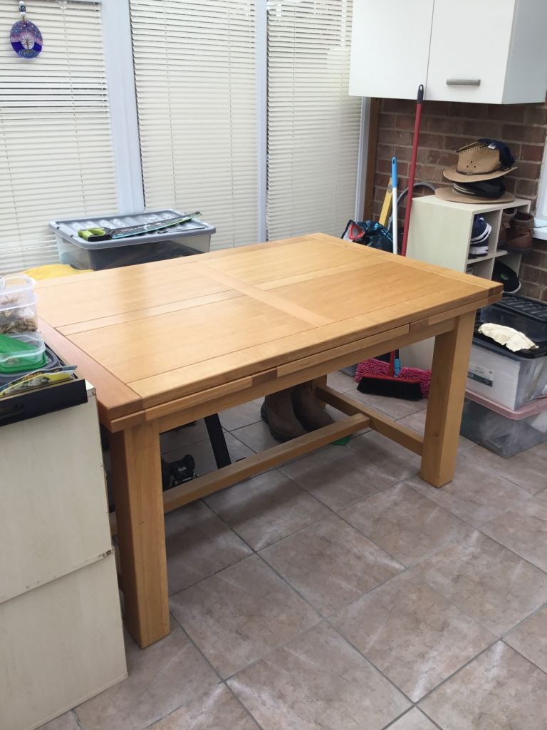 Oak dining table extendable - very good condition
