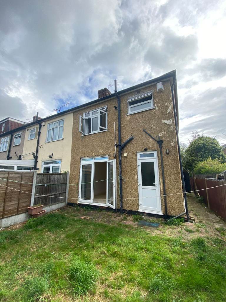 Charming three-bedroom end of terrace house for rent on Park Lane, Romford, RM6