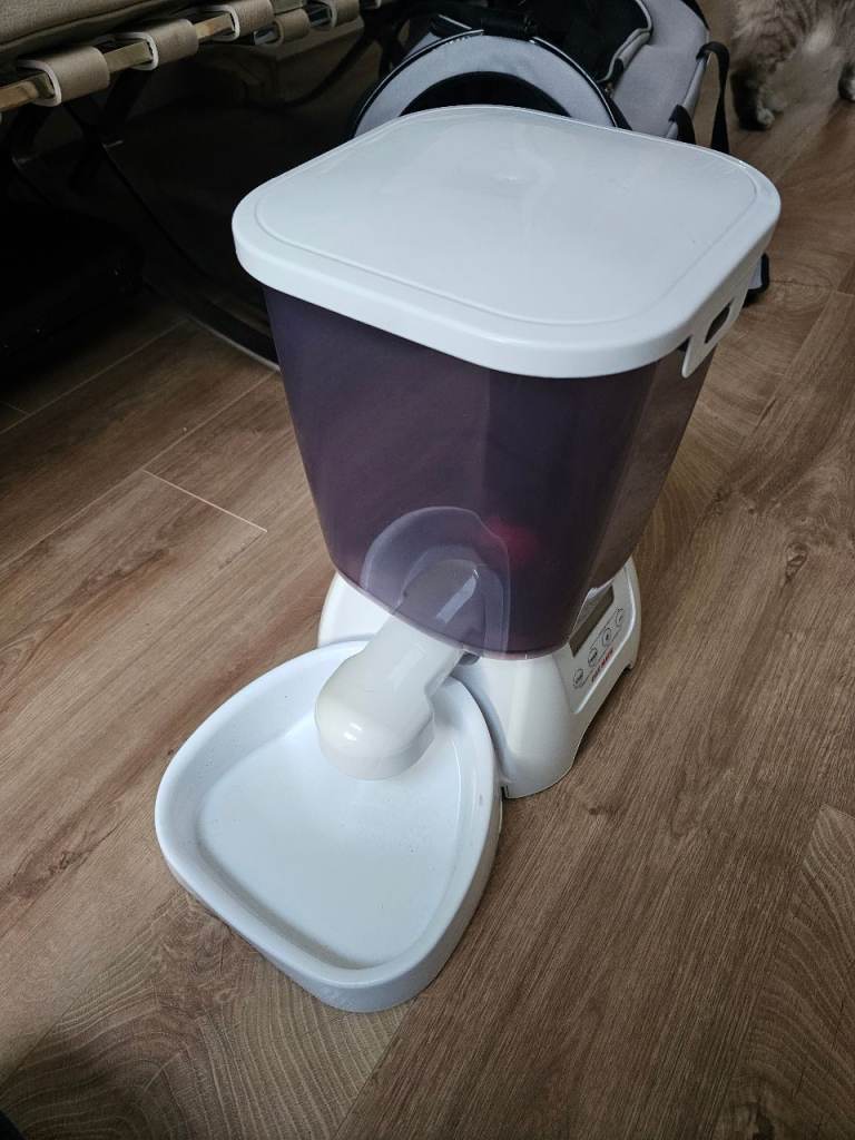 Cat Mate C3000 Automatic Dry Food Pet Feeder for sale.