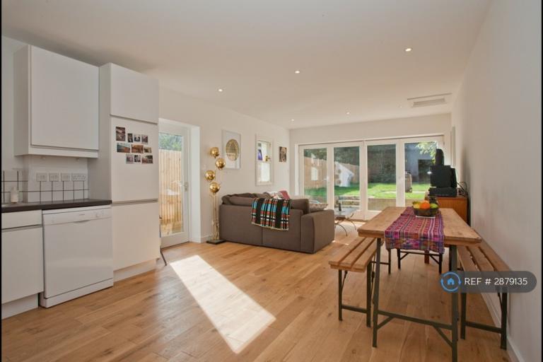 2 bedroom flat in Peckham Hill Street, London, SE15 (2 bed) (#2879135)