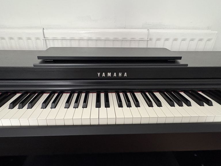 Yamaha Digital Piano CLP-525B – Black, Good Condition