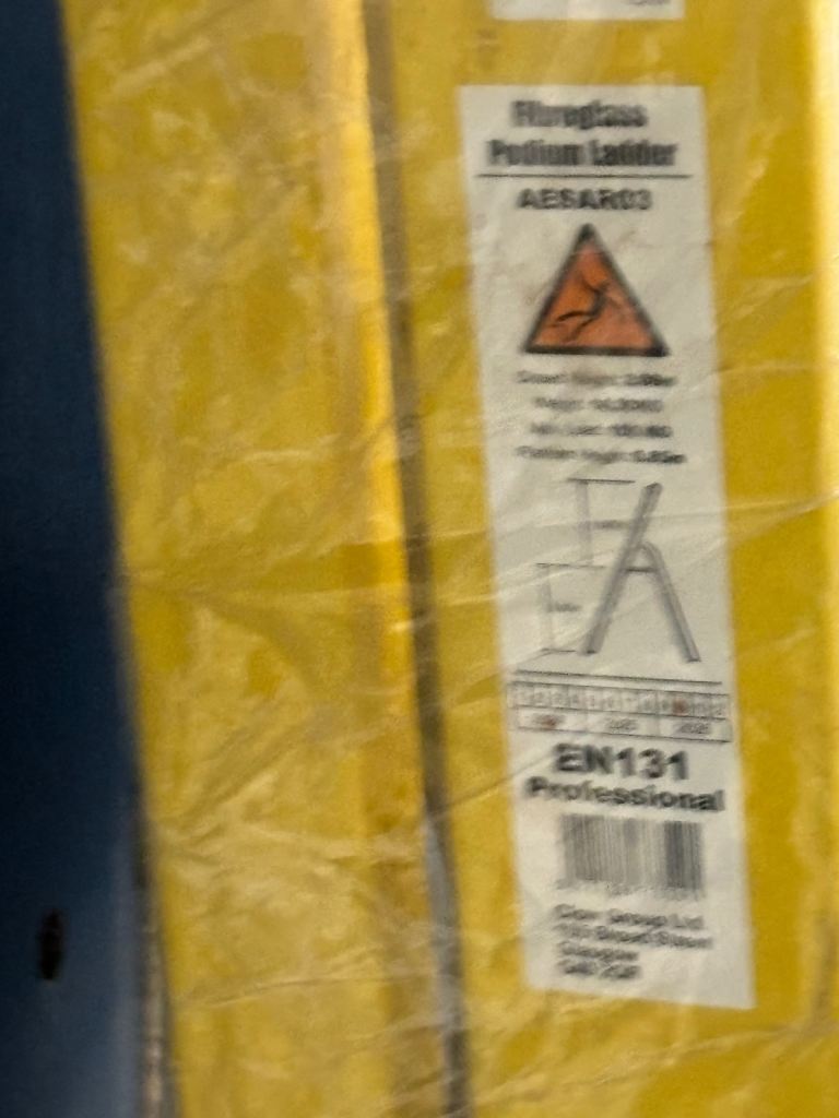 Clow Fibreglass Podium Ladder AESAR03 - Brand New / Still Wrapped (EN131)