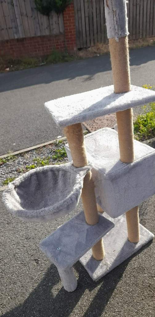 CAT TREE - USED - condition as new - LOCAL DELIVERY IS INCLUDED 
