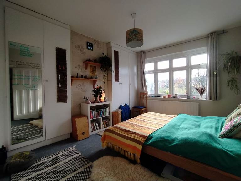 Short Let Double Bedroom Opposite Gladstone Park