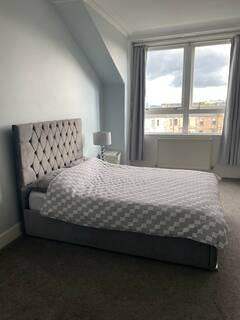 Double room in beautiful centrally located flat
