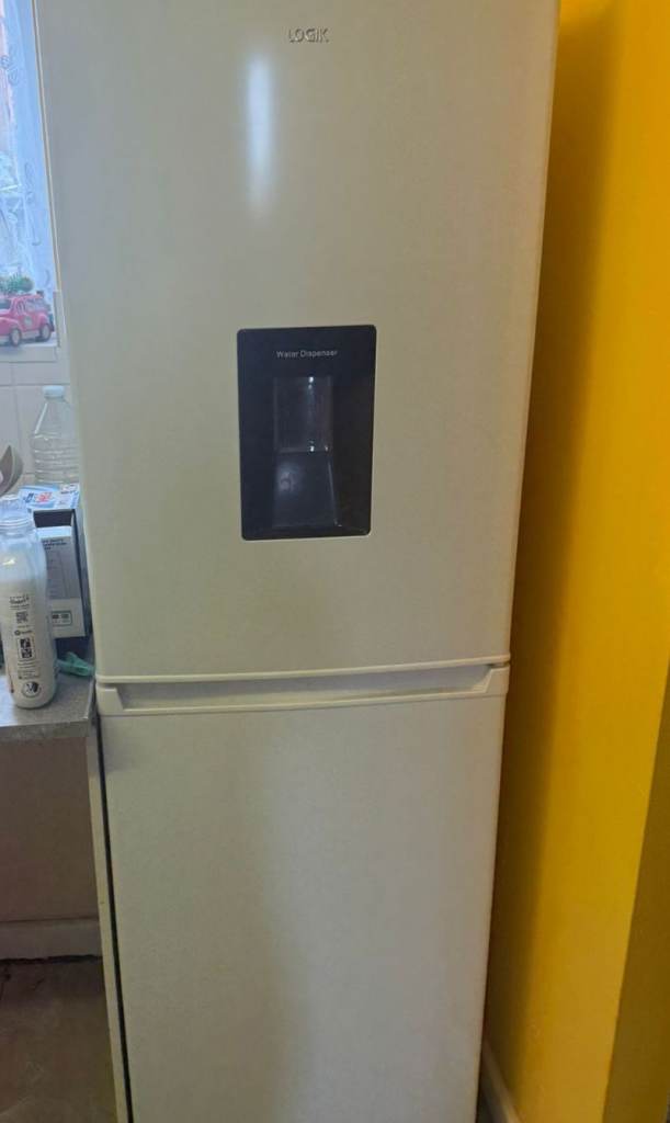 Fridge freezer logik as new