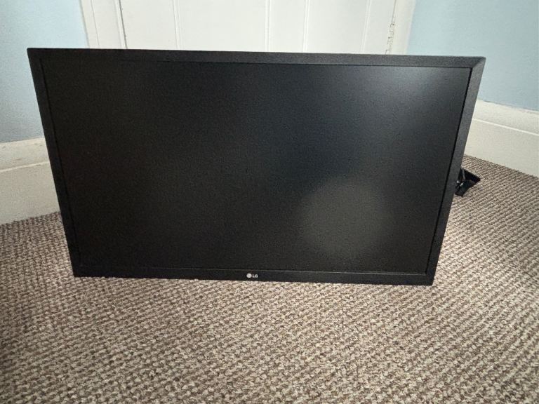 LG Computer Monitor with Desk Mount Arm – Good Condition