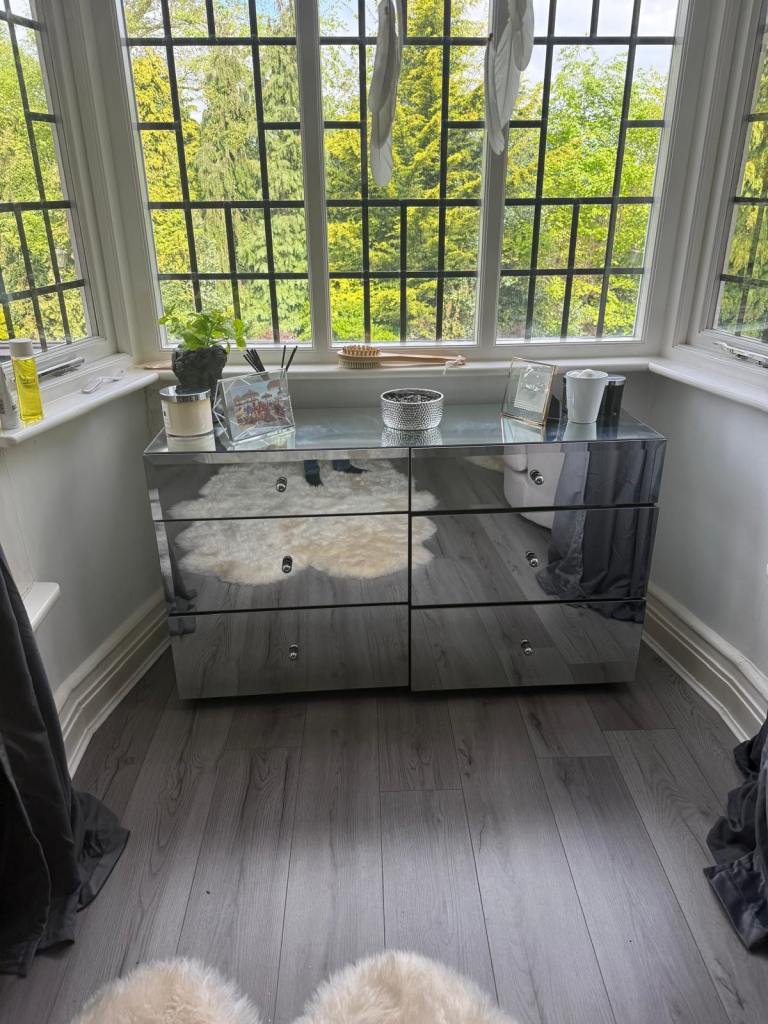 Mirrored chest of drawers 