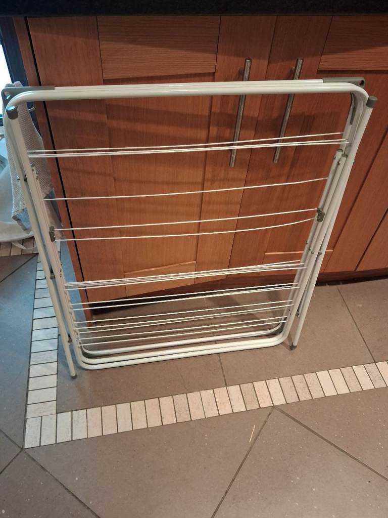 White Metal Clothes Airer – Good Condition