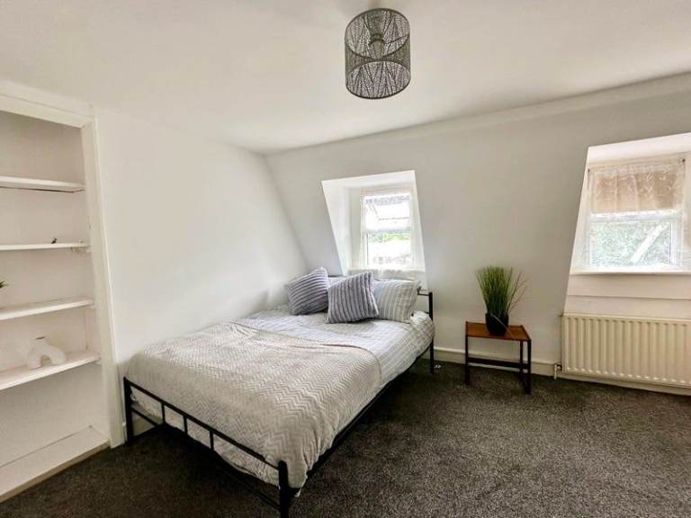 Leyton!2Rooms ! Available.