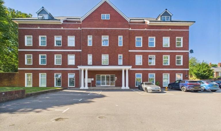 Immaculately presented 1 bed ground floor flat - £1100 p/mnth