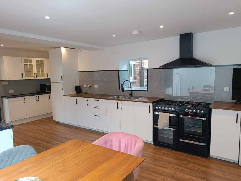 Spacious Double Room | Short & Long-Term Stay 