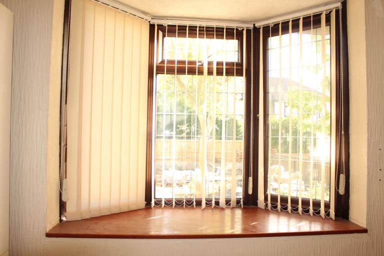 Room @ RM9 5Ej for Female with Front Garden View.