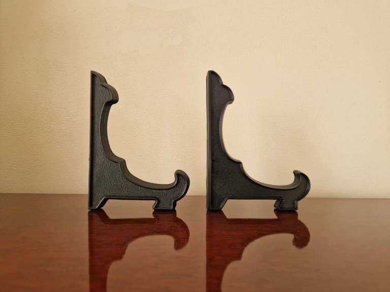 2 BLACK DECORATIVE PLASTIC PLATE DISPLAY STANDS /HOLDERS