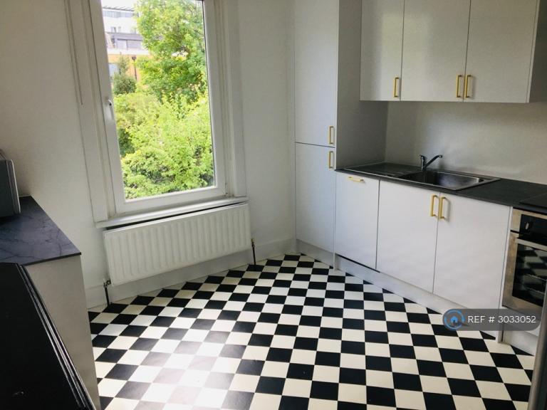 3 bedroom flat in West Ealing, London, W13 (3 bed) (#3033052)