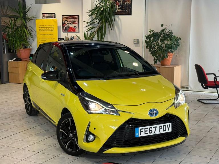 TOYOTA YARIS 1.5 VVT-h Yellow Bi-Tone Limited Edition 2017