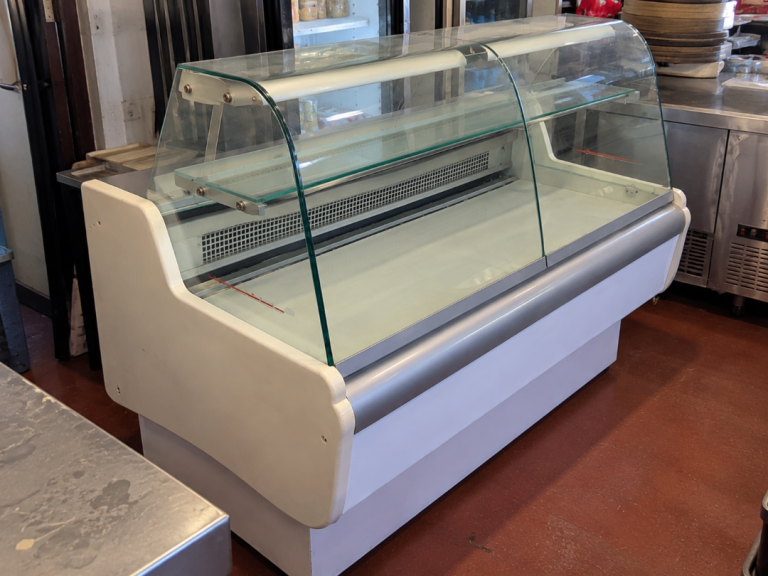 LARGE COMMERCIAL CURVED GLASS REFRIGERATED FOOD DISPLAY COUNTER – CAFÉ, BAKERY & DELI FRIDGE