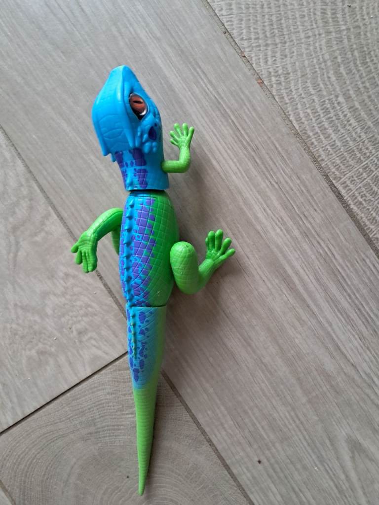 Zuru robo alive lurking lizard
