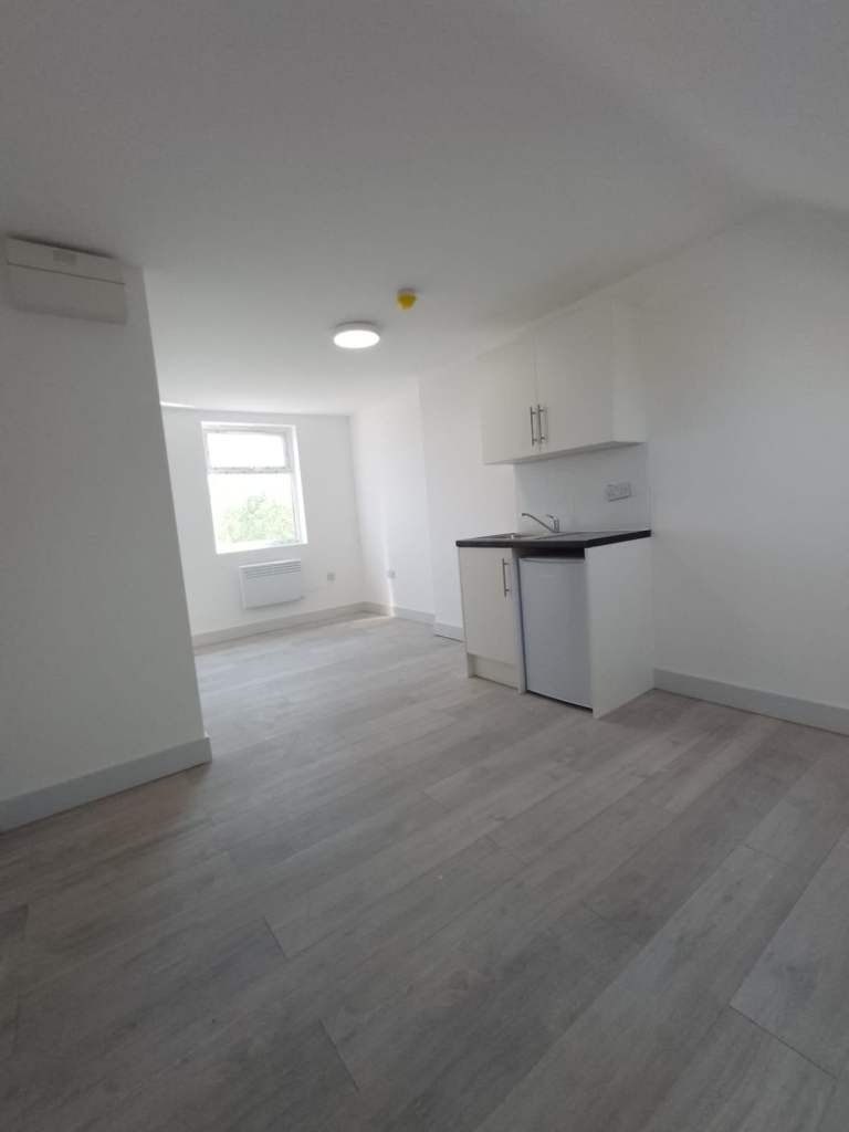 HMO Studio Flat – Surrey Area - TW12 2QT – DSS Welcome (35+)
