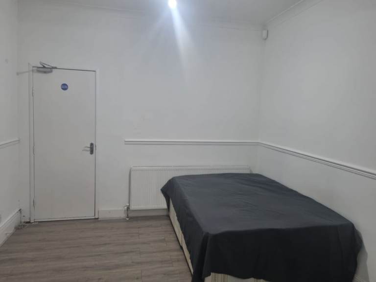 Studio flat furnished ~ couple welcome ~ £1275pcm