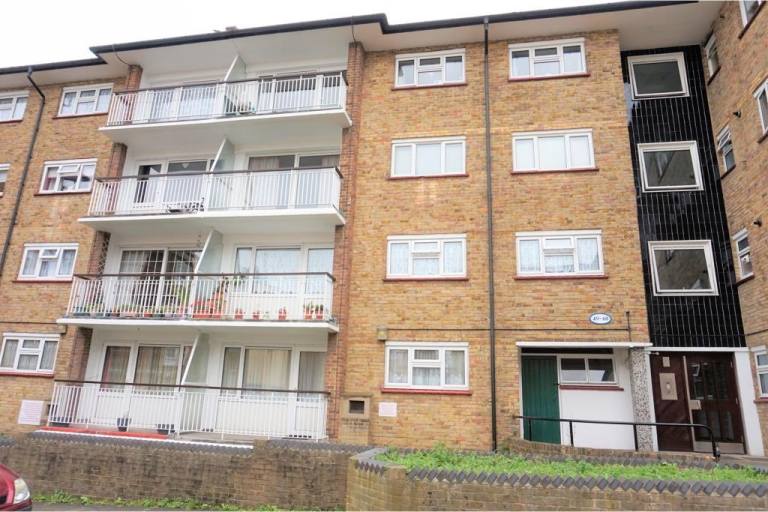 A 2 bedroom flat with a balcony to let