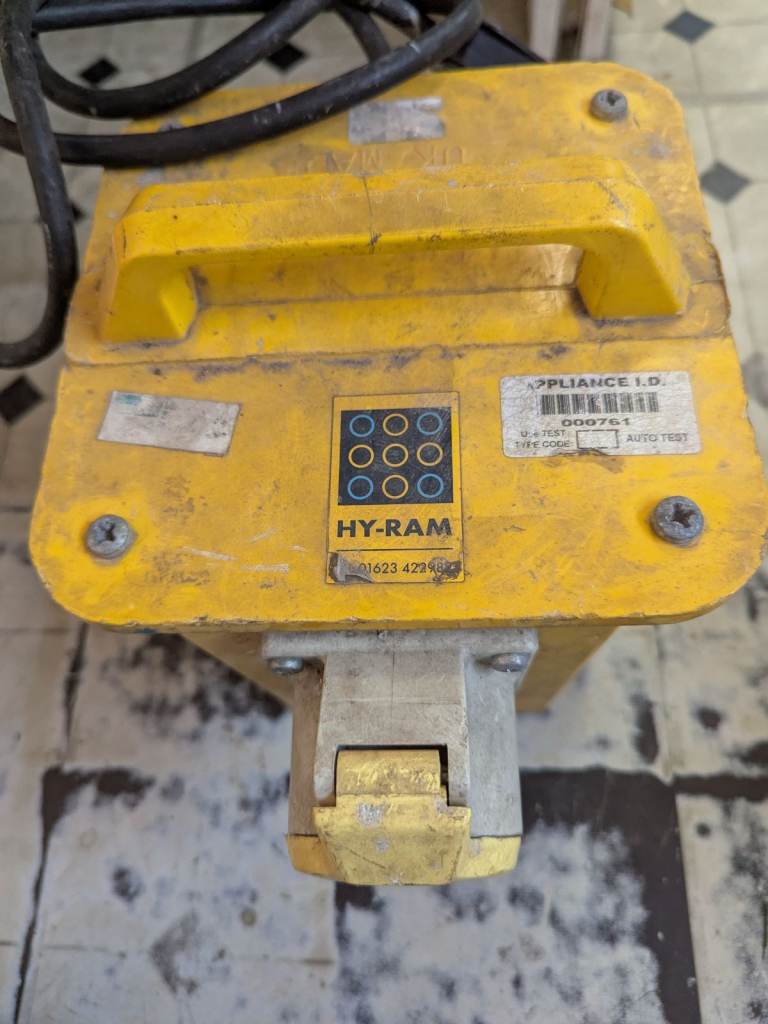 CLARKE 3.3KVA 32AMP 110V TRANSFORMER 110 VOLT TRANSFORMER + OPTIONAL 4-WAY SPLITTER 