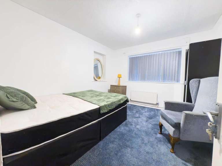 Spacious & Cosy Double Room For Rent AT CV2 2EG