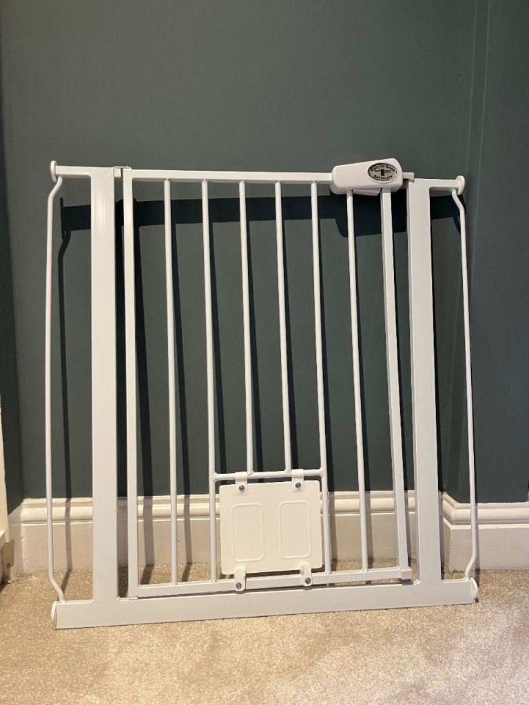 Bettacare Easy Fit Pet Gate With Lockable Cat Flap (75-83cm) white  (With Parts) 