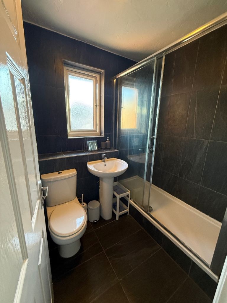4-Bedroom House To Let with Parking and garden 